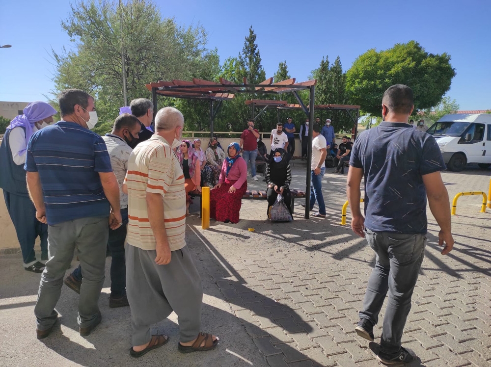 Tarım işçilerini taşıyan minibüs devrildi: 20 yaralı