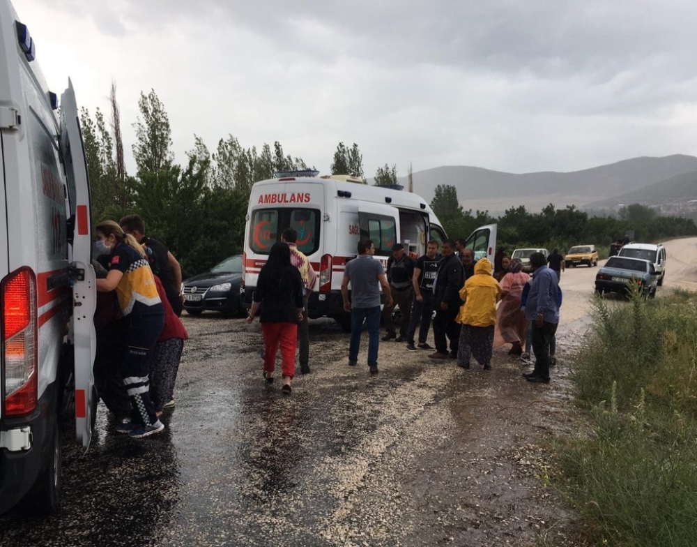 Tarım işçilerini taşıyan minibüs kamyonla çarpıştı: 1 ölü, 7 yaralı