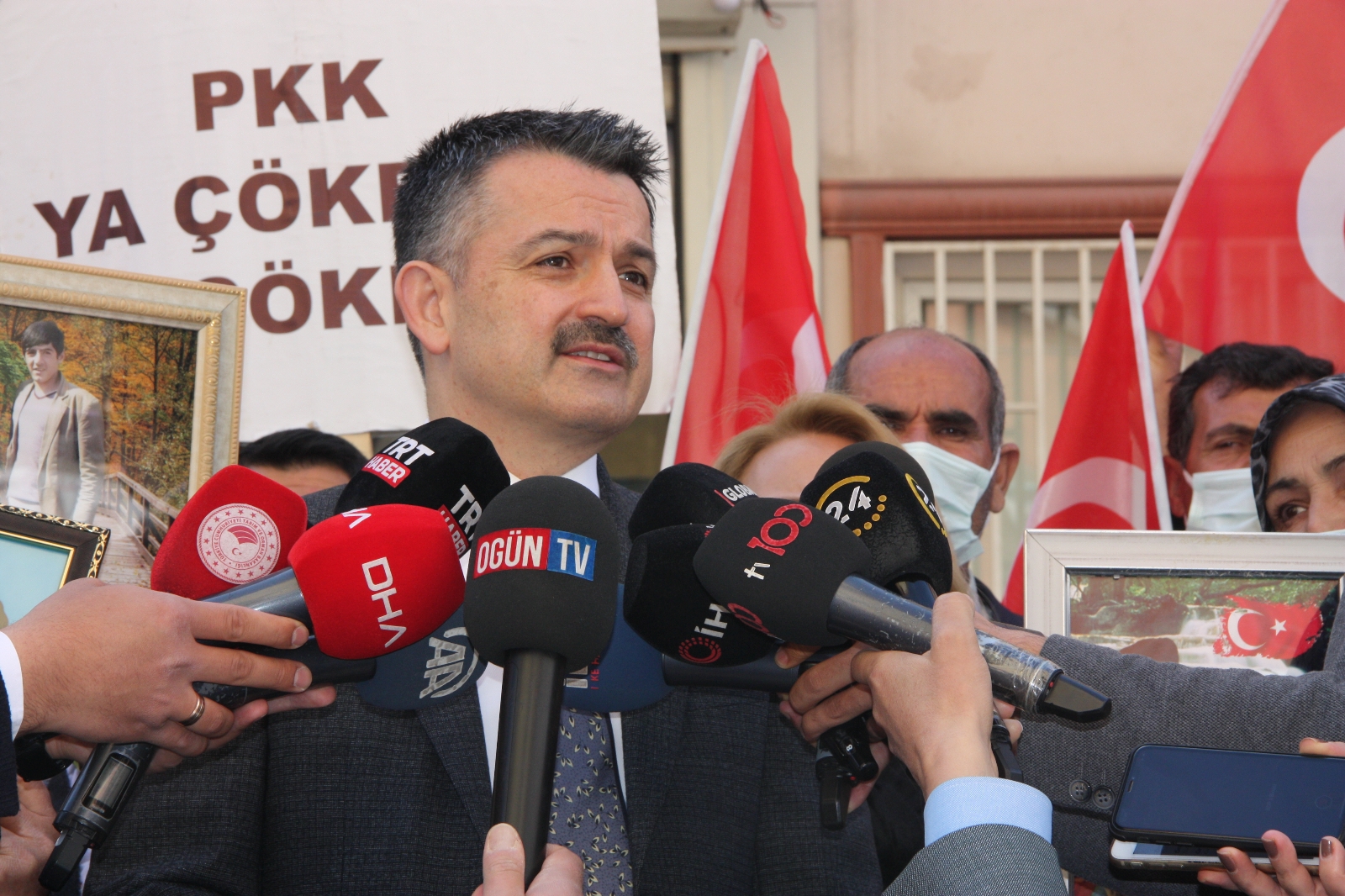 Tarım ve Orman Bakanı Pakdemirli evlat nöbetindeki ailelerle buluştu