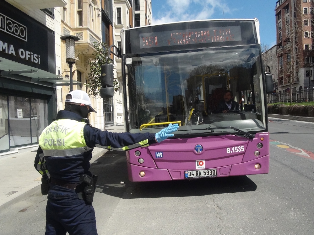 Tarlabaşı Bulvarı’nda otobüslerde korona virüs denetimi