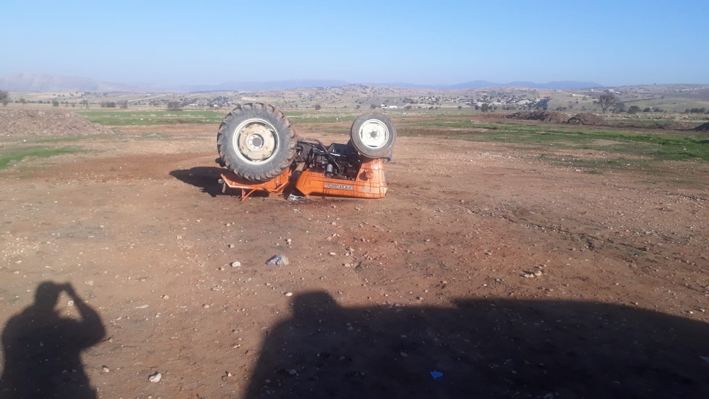 Tarlada drift yapan traktör devrildi: 3 yaralı