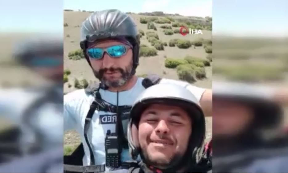 Tarlasına paraşütçü inen çiftçi, paraşüte bindi yine gülmekten kırdı geçirdi