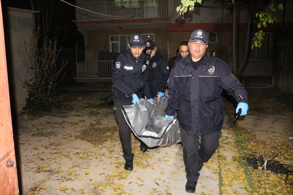 Tartıştığı 20 Yaşındaki Karısını Döverek Öldürdü