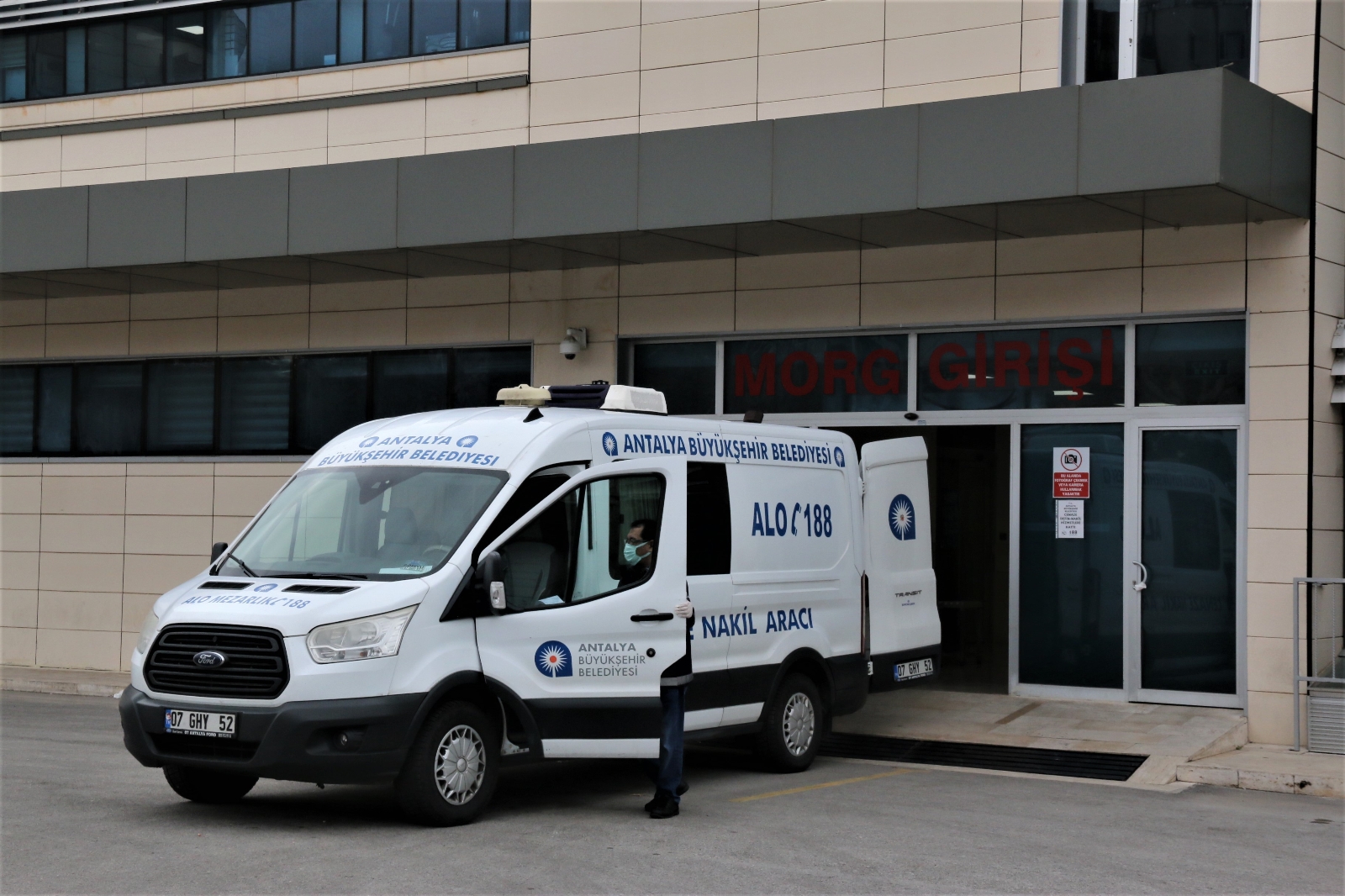 Tartıştığı kadın arkadaşını boğarak öldürüp, cesedi sandıkta saklamış