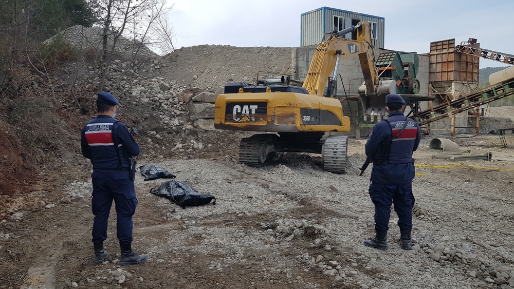 Taş kırma makinesine sıkışan 2 işçi feci şekilde can verdi