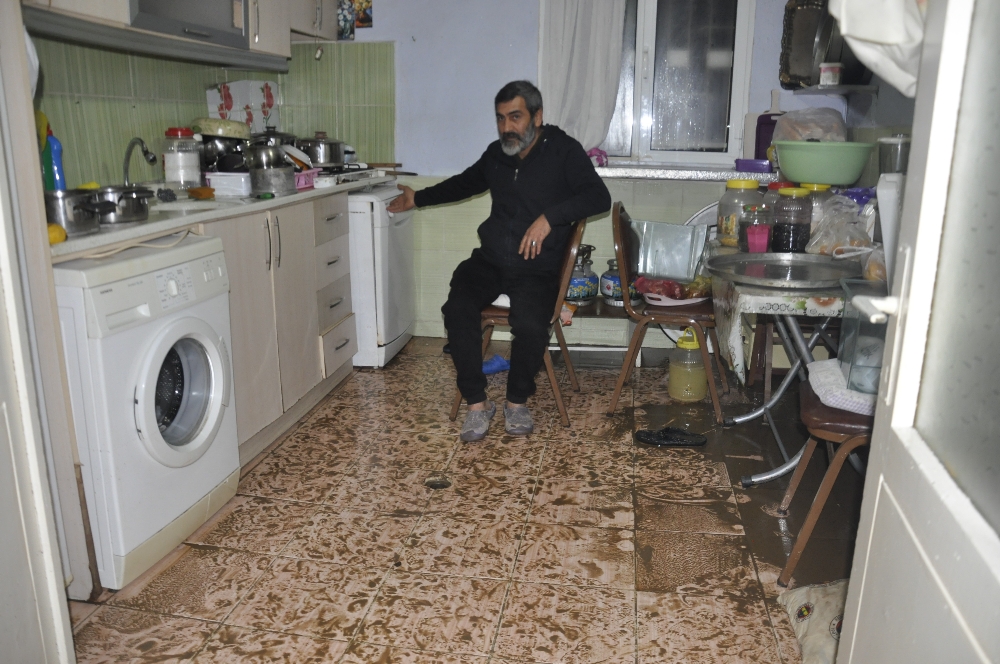 Taşan dere suları, evi savaş alanına çevirdi