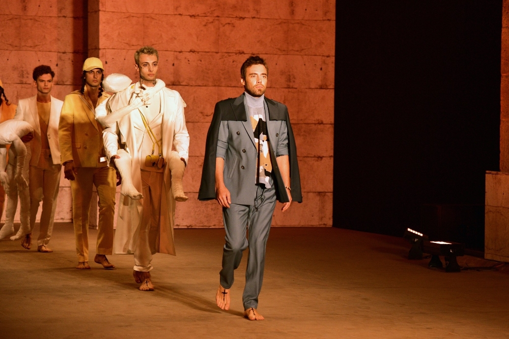 Tasarımcı Emre Erdemoğlu’nun defilesinde Murat Dalkılıç rüzgarı