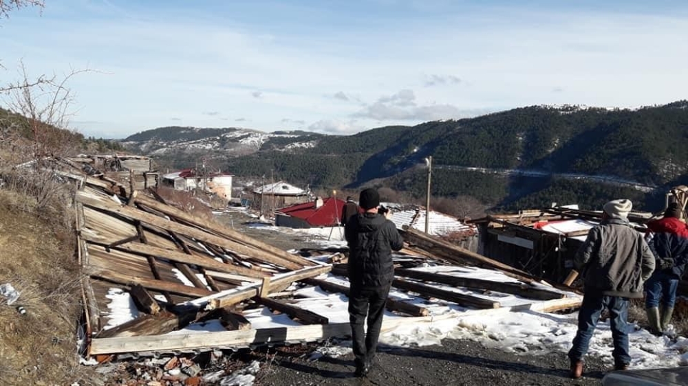 Taşköprü’de etkili olan şiddetli fırtına çatıları uçurdu