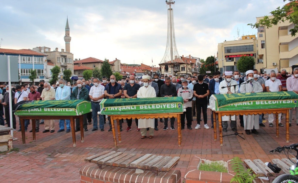 Tatil yolundaki kazada hayatını kaybeden 6 kişilik aile son yolculuğuna uğurlandı