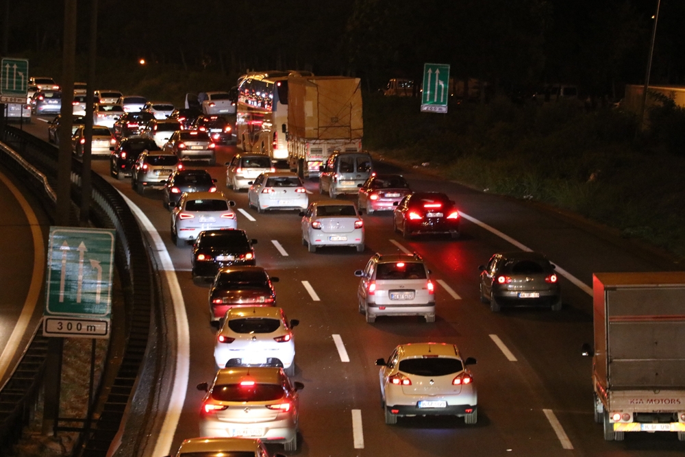 Tatilciler dönüş yoluna geçti ‘kilit kavşak’ta trafik durma noktasına geldi