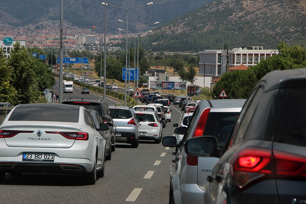 Tatilcilerin dönüş çilesi başladı