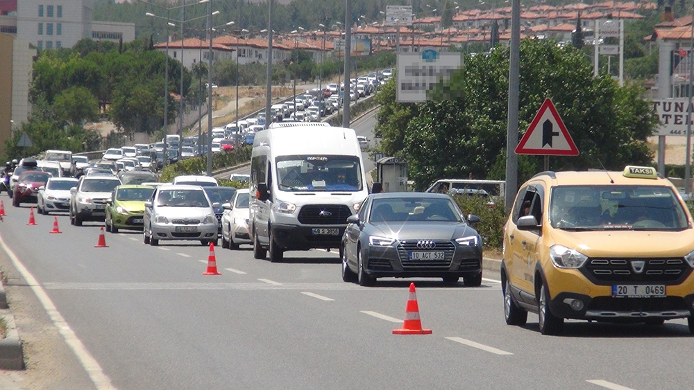 Tatilcilerin dönüş çilesi havadan görüntülendi