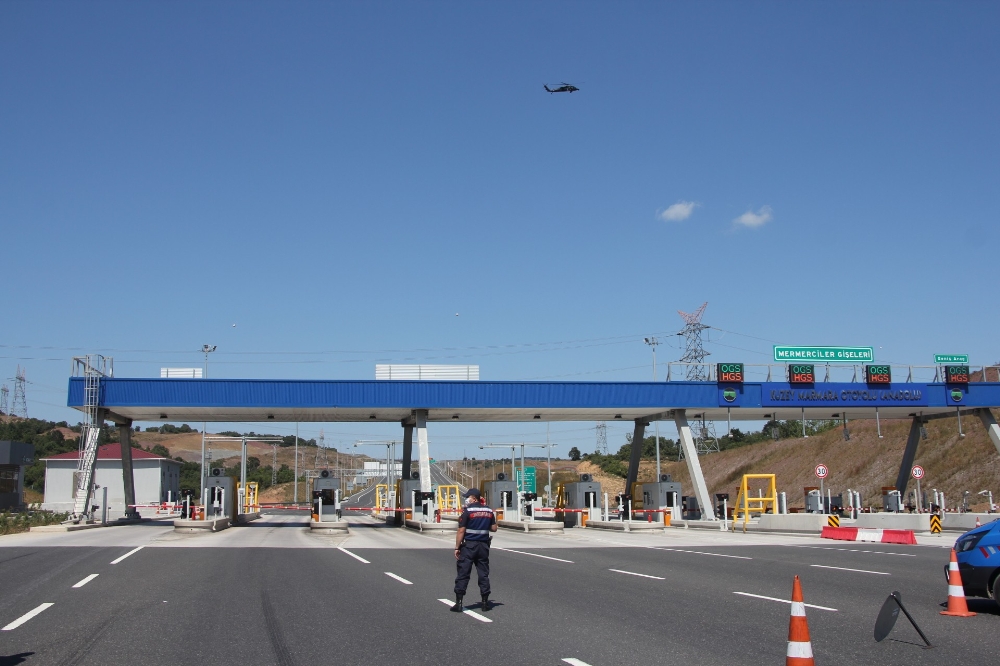 Tatilcilerin dönüş yolunu jandarma ekipleri güvenli hale getiriyor