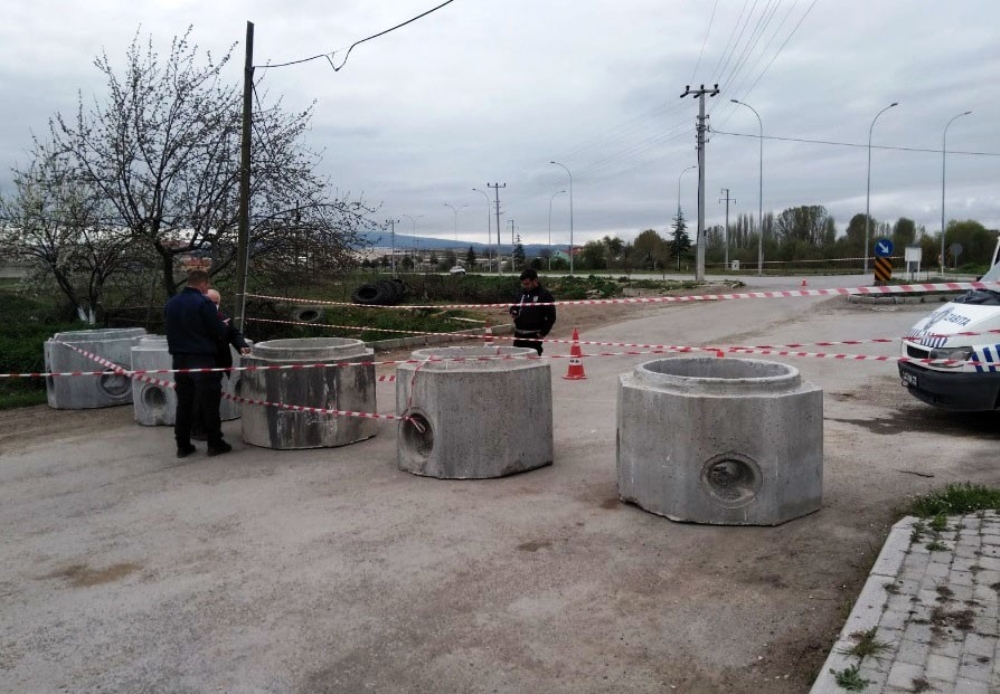 Tavşanlı’ya kaçak girişleri önlemek için mahalle girişi kapatıldı