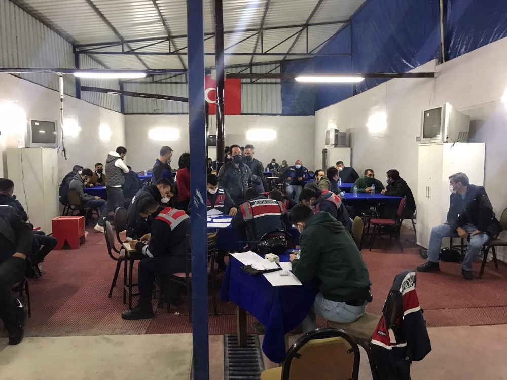 Tavuk çiftliğindeki kumara jandarma baskını