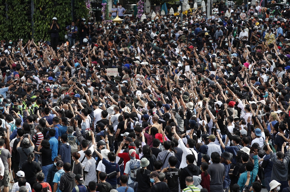 Tayland’da binlerce kişi yeniden sokaklara döküldü