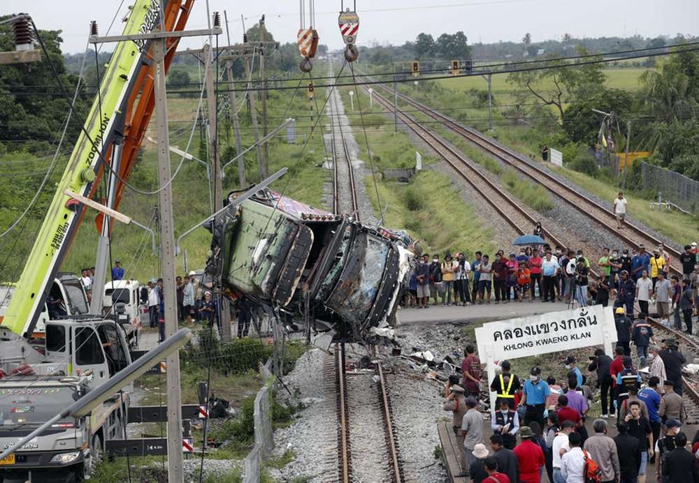 Tayland’da otobüsle tren çarpıştı: 20 ölü 29 yaralı
