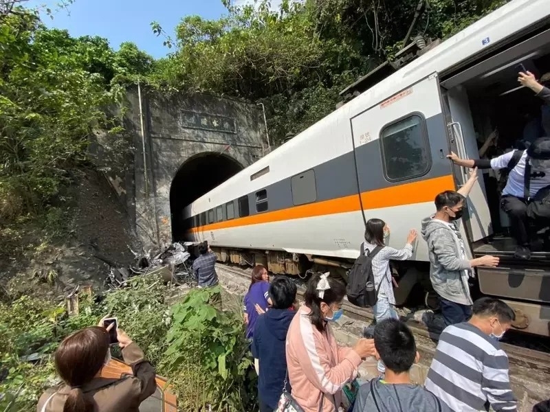 Tayvan’da tren raydan çıktı: 36 ölü, 40’tan fazla yaralı