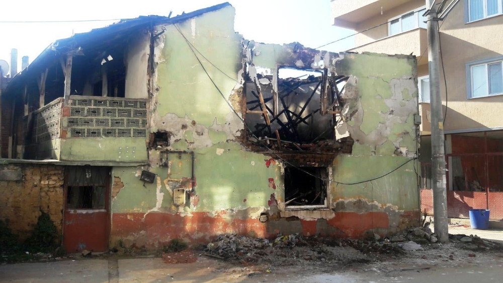 Tehlike saçan bina yıkıldı