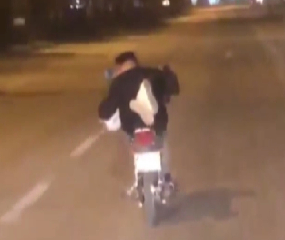 Tehlikeli motosiklet yolculuğu kamerada