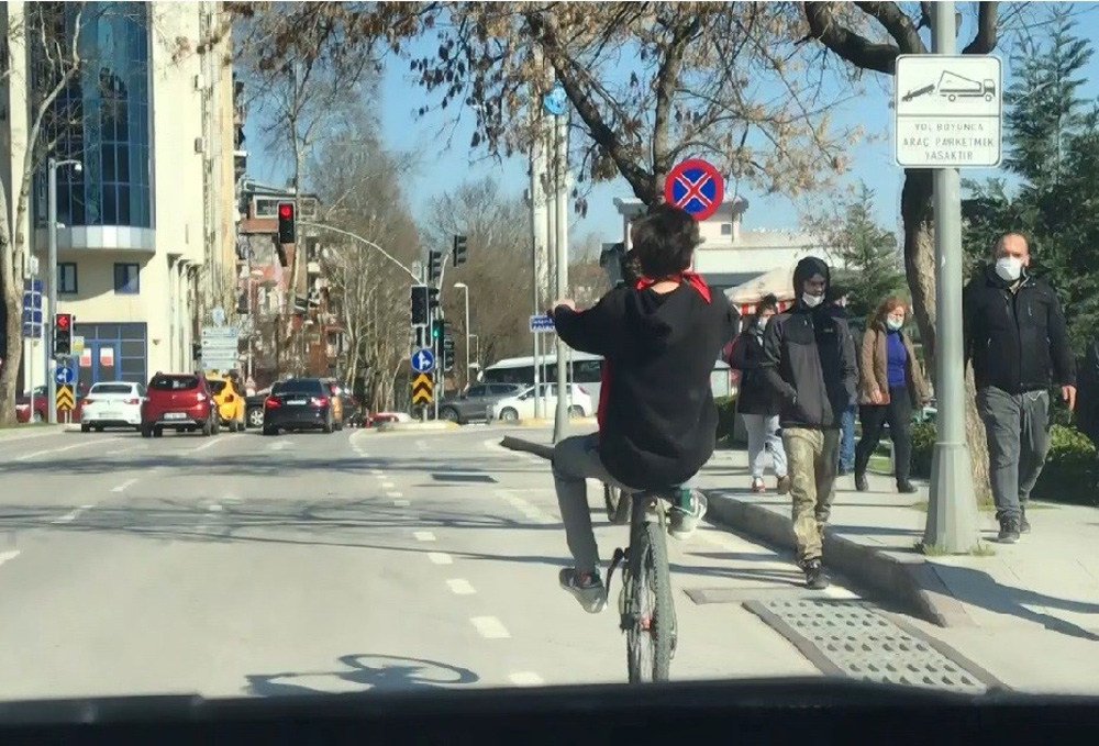 Tek teker üzerinde trafiği tehlikeye attı