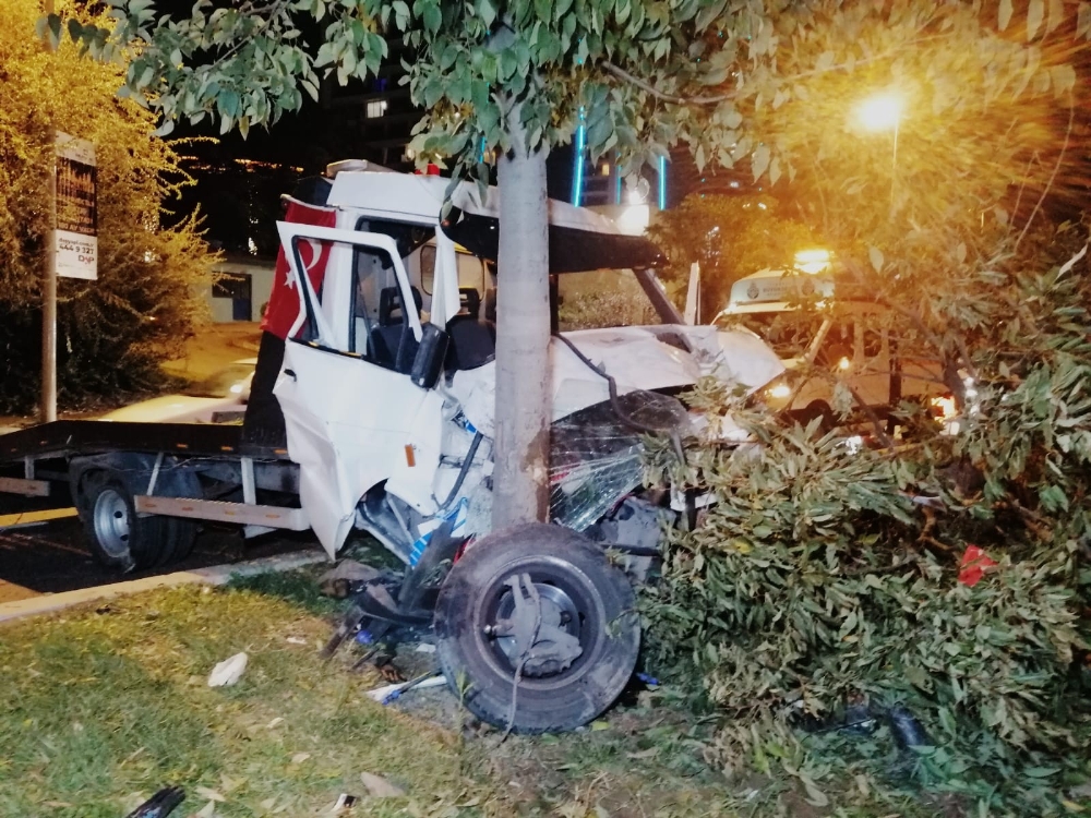 Tekerleği fırlayan çekici ağaca çarptı, sürücüyü itfaiye kurtardı