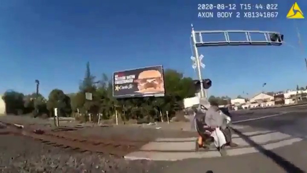 Tekerlekli sandalyesi ile raylara sıkışan adam son anda kurtarıldı