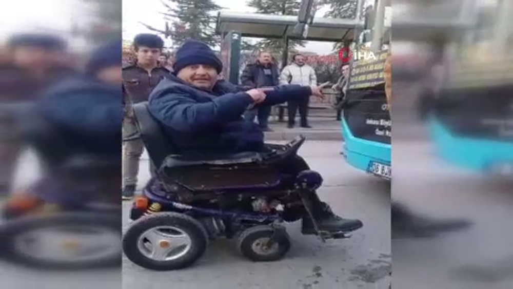 Tekerlekli sandalyesiyle alınmadığı halk otobüsünün önünü kesti