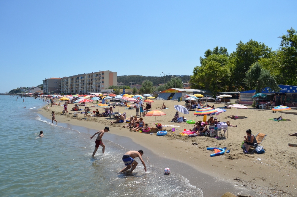 Tekirdağ plajlarında mesafeli yoğunluk