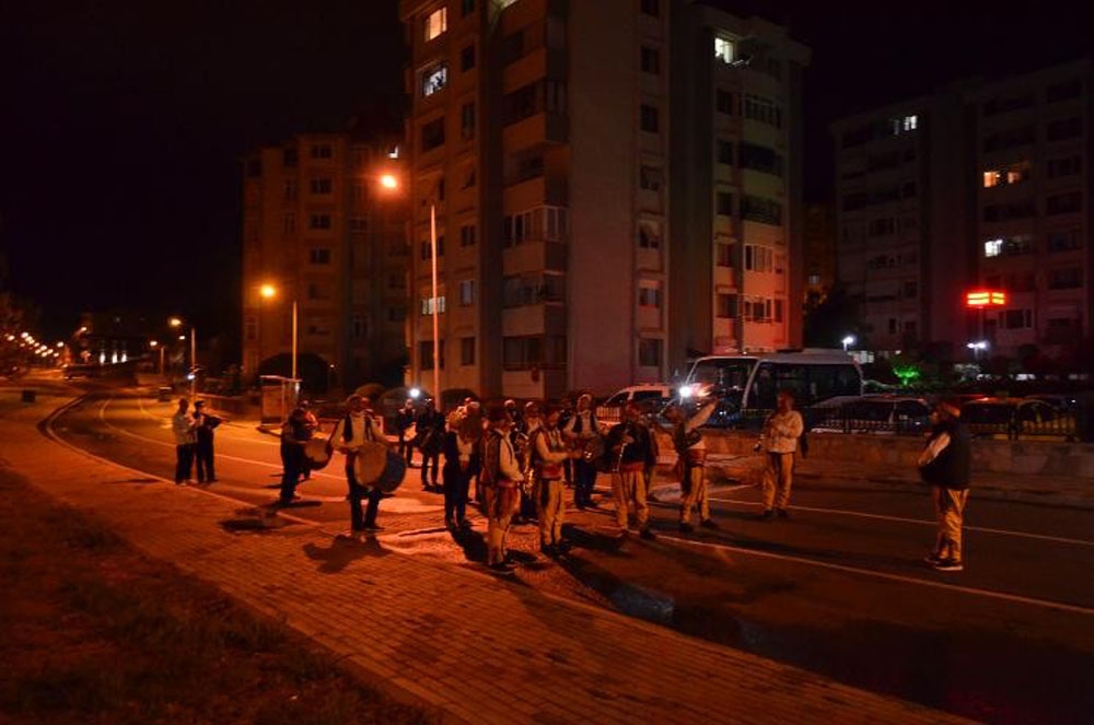Tekirdağ’da 70 kişilik bando takımı sahur için sokaklara indi