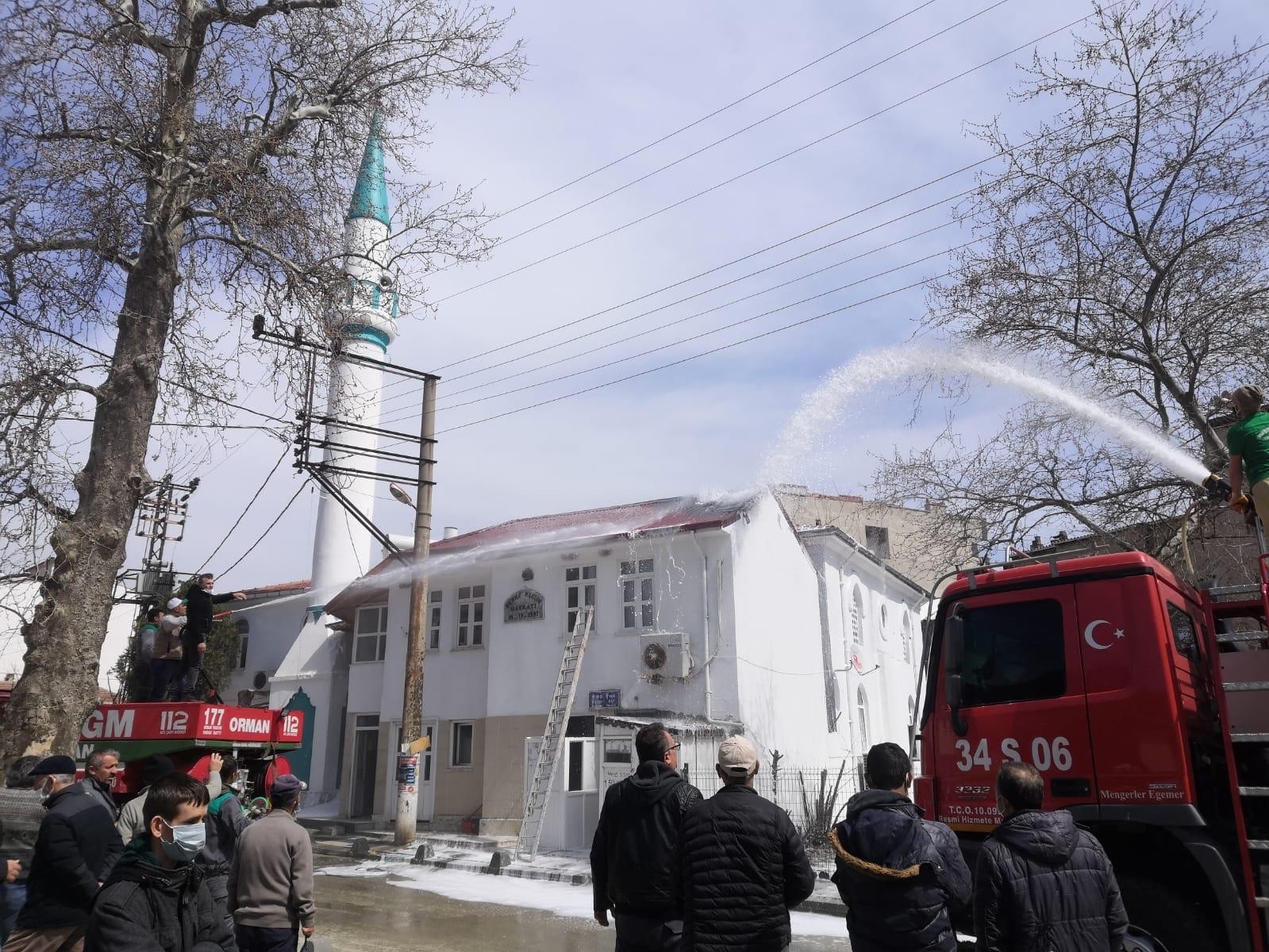 Tekirdağ’da cami yangını kamerada: Çatı alev alev yandı