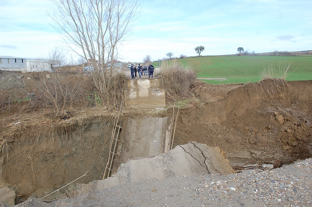 Tekirdağ’da korkutan görüntü: Köprü yıkıldı, iki ilçe arasında ulaşım sağlanamıyor