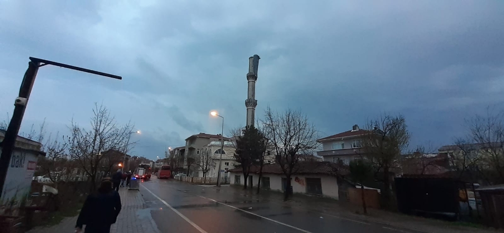 Tekirdağ’da şiddetli fırtına cami minaresini yıktı