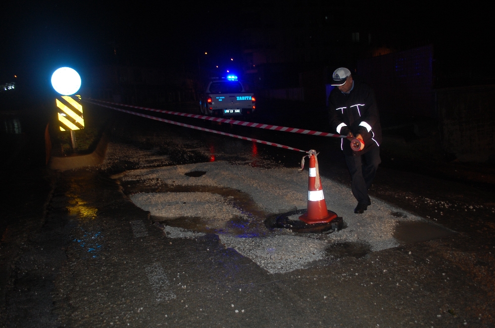 Tekirdağ’da şiddetli sağanak sonrası yol çöktü, sokaklar göle döndü