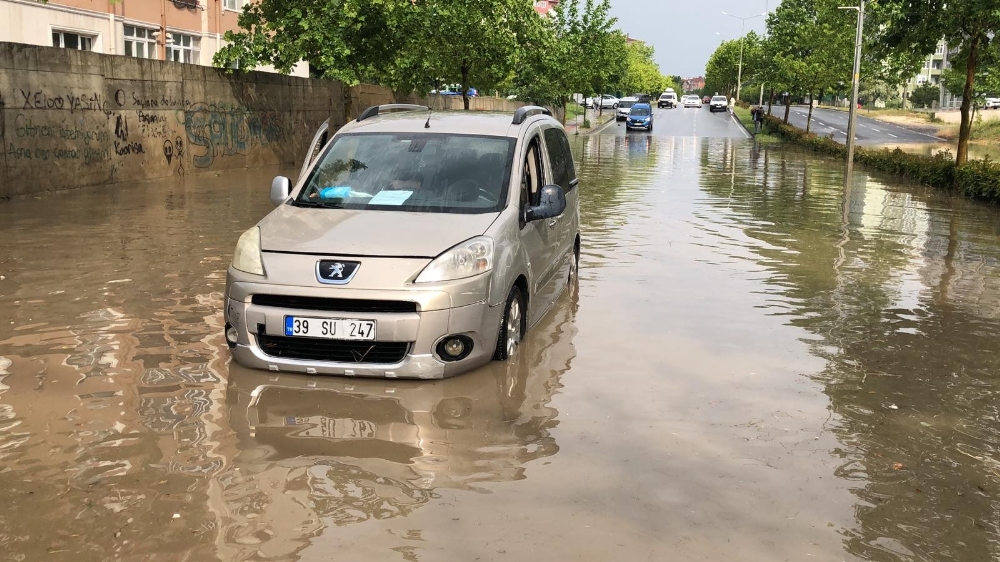 Tekirdağ’da şiddetli yağış: Araçlar suya gömüldü