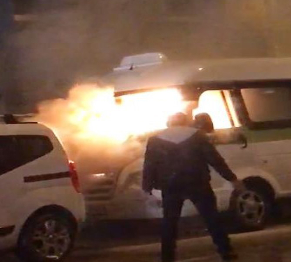 Tekirdağ’da yolcu minibüsü alev alev yandı