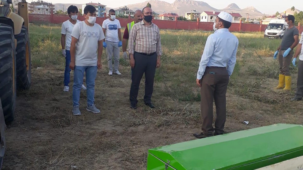 Tekne faciasında boğulan 21 göçmen kimsesizler mezarlığına defnedildi