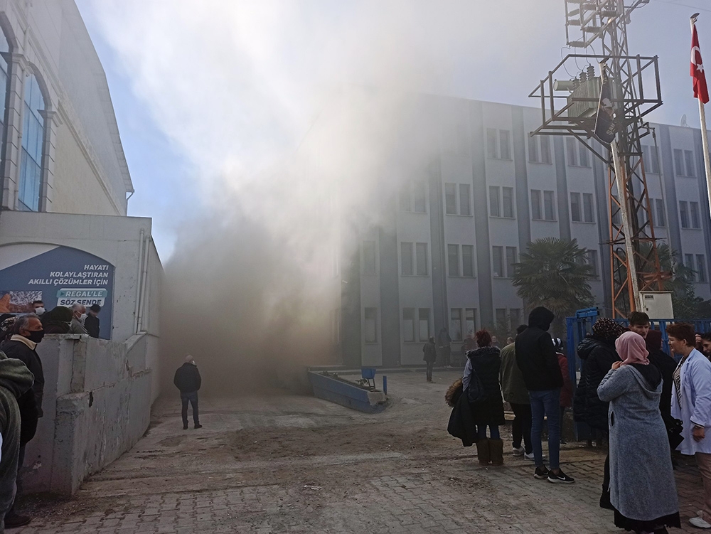 Tekstil fabrikasında çıkan yangın korku dolu dakikalar yaşattı
