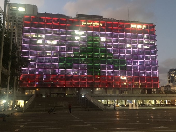 Tel Aviv Belediye binası Lübnan bayrağıyla aydınlatıldı
