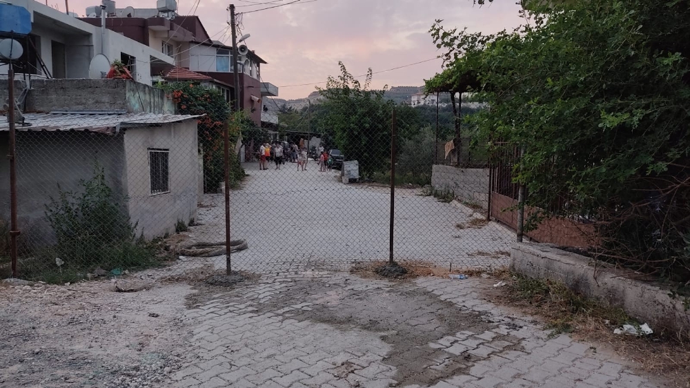 Tel örgü çekip yolu kapattı