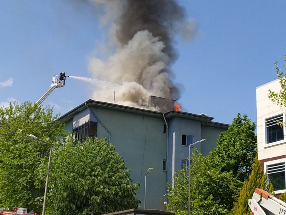 Telekomünikasyon şirketine ait binada yangın