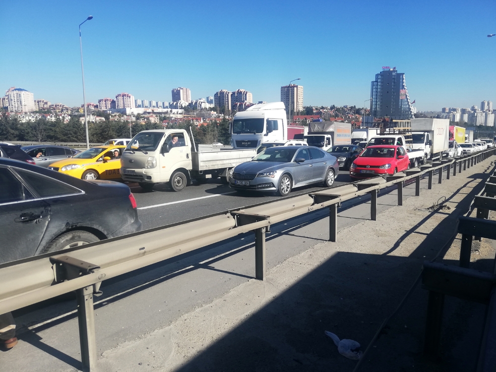 TEM Bahçeşehir’de “kazaya bakma” kazası