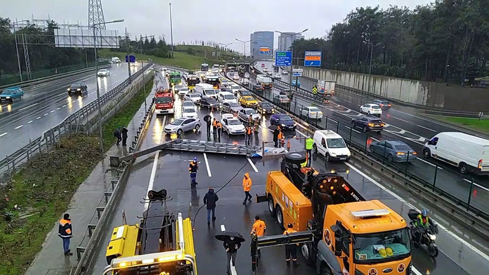 TEM-Hasdal-Göktürk bağlantı yolunda yön tabelası yola devrildi