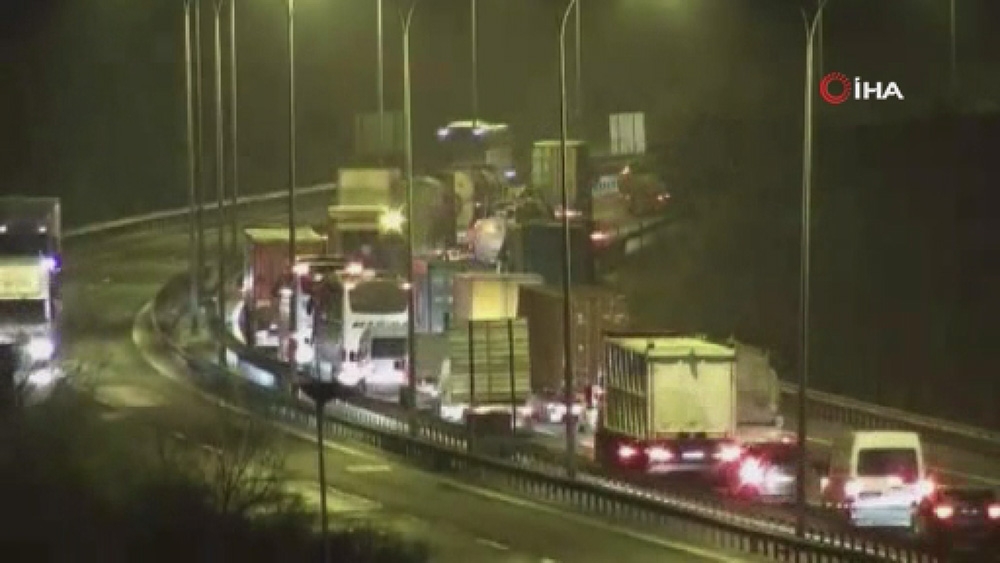 TEM Otoyolu Büyükçekmece mevkiinde tır devrildi, yol trafiğe kapandı