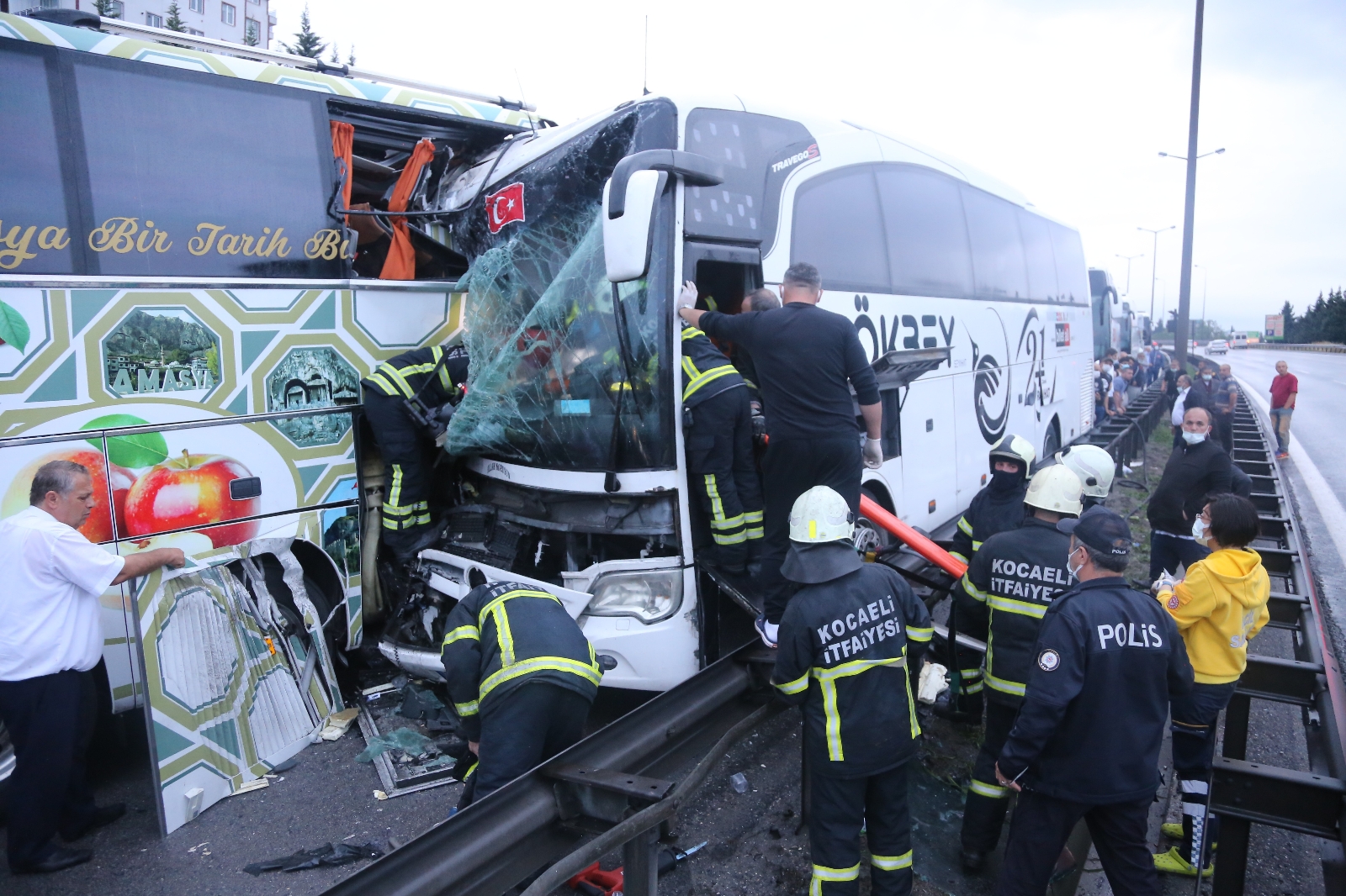 TEM Otoyolu trafiğe kapatıldı, kilometrelerce kuyruk oluştu
