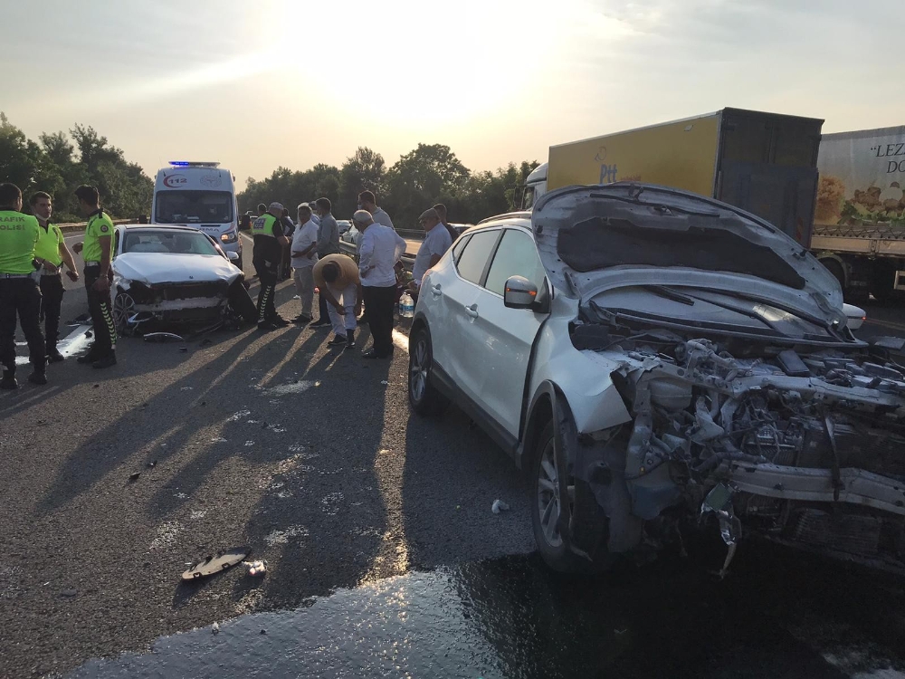 TEM Otoyolunda bariyerlere çarpan araca arkadan çarptı: 1 yaralı