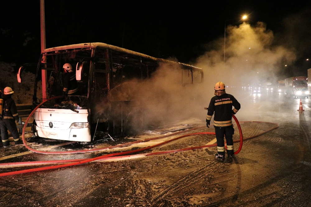 TEM Otoyolu’nda cenaze taşıyan otobüs alev alev yandı
