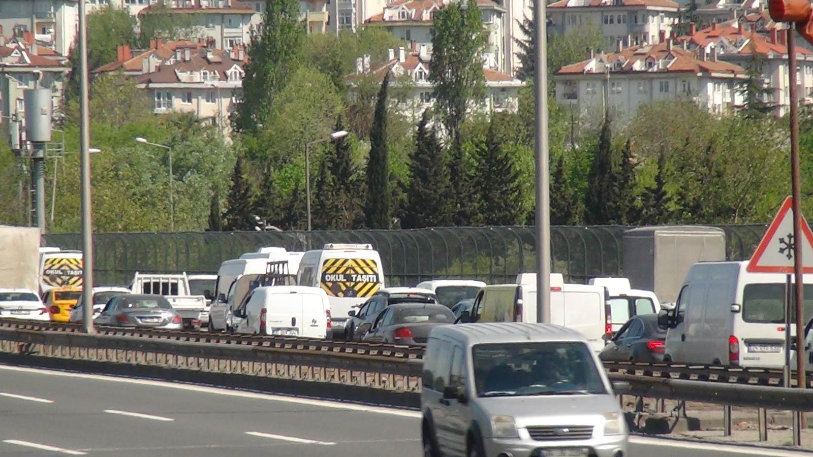 TEM Otoyolu’nda denetim yoğunluğu havadan görüntülendi