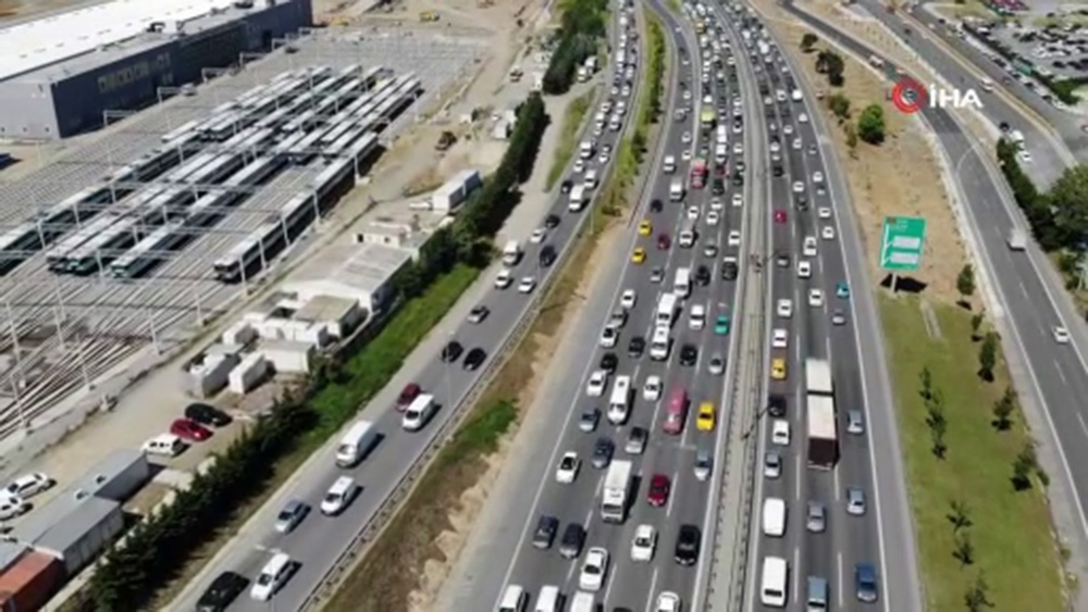 TEM Otoyolu’nda dikkat çeken trafik yoğunluğu