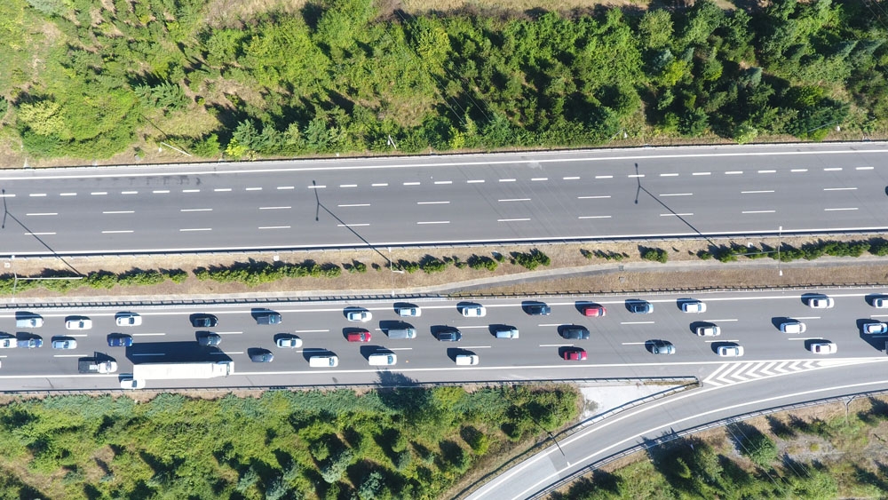 TEM Otoyolu’nda durma noktasına gelen trafik havadan görüntülendi